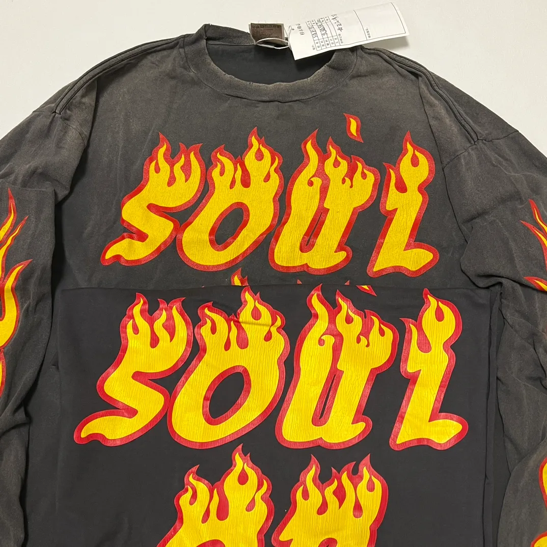 Authentic sample. Don’t buy products made from pictures. SAINT Mxxxxxx LS TEE/SOUL ON FIRE/BLK Soul Flame/Flame Long Sleeve. Washed Black S-XL. Look for cylindrical fabrics without side seams. Don’t buy open-width ones anymore. It’s boring.